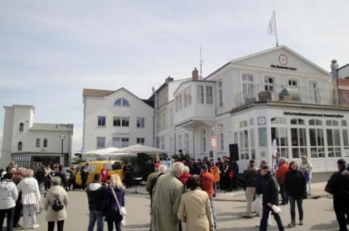2013 - Heulbojen bei den Seenotrettern Benefizkonzert zur Wiedereröffnung des Informationszentrums der DGzRS in Warnemünde